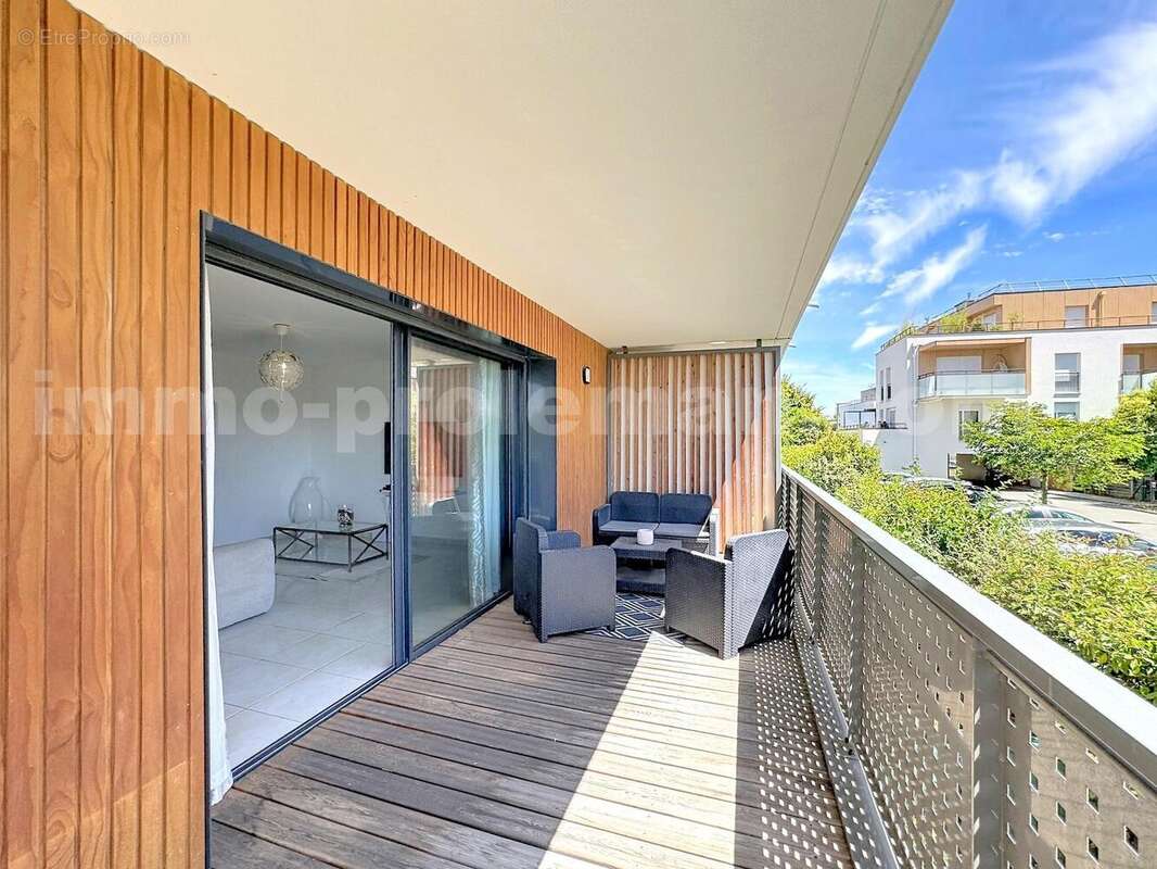 Appartement_veigy_foncenex_3_pièces_proche_commerce_bus_exterieur_proche_douane_suisse_geneve_salon_séjour_balcon_cuisine_