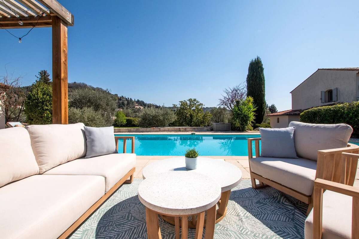 Maison à CHATEAUNEUF-GRASSE