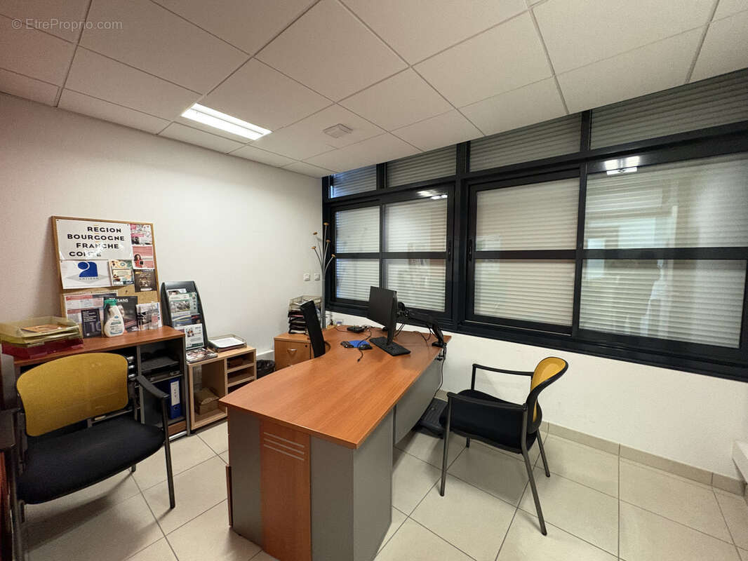 Ensemble de bureaux dans un immeuble tres bon etat - photo 6