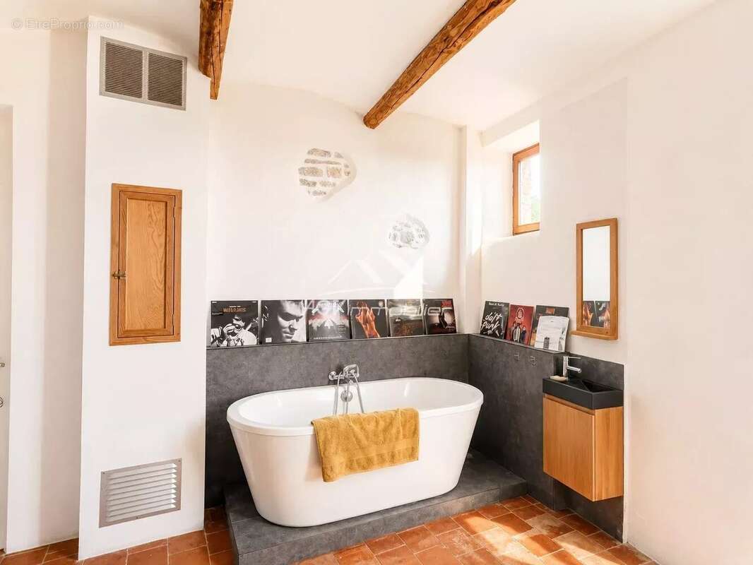 Vézénobres - Maison de village en pierre avec terrain de 2 000 m² - photo 5