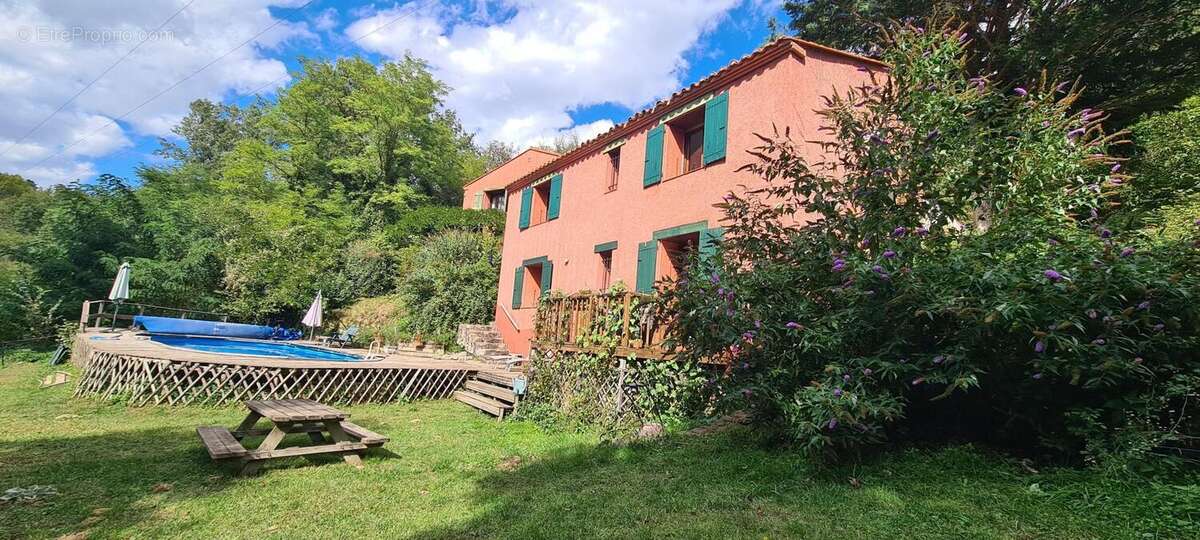 Maison 274 m² à Saint-Laurent-De-Cerdans  - photo 3