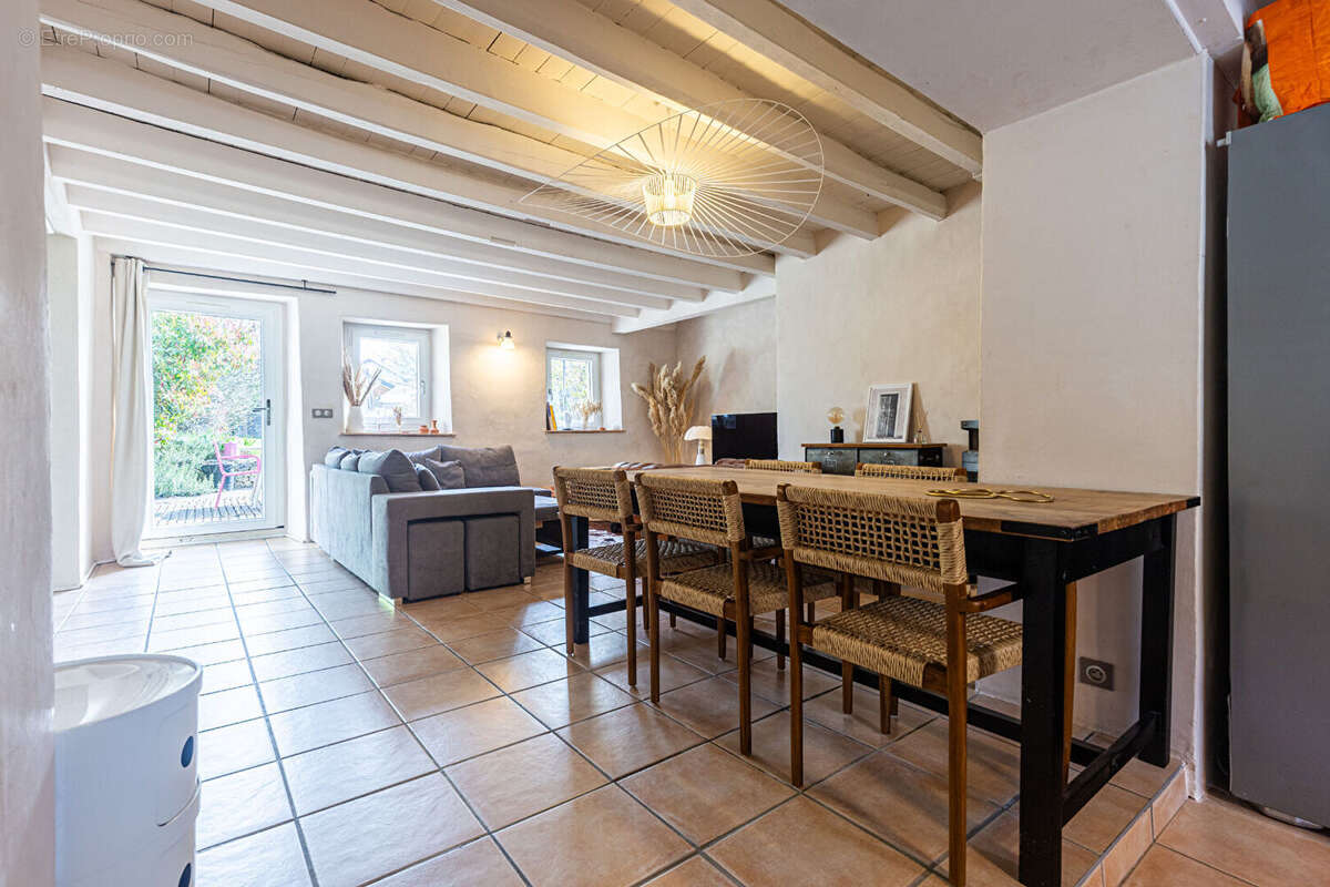 "amarante" - co-exclusivite laforet - mesigny - maison t5 de 161,07 m² - terrain de 394 m² - dpe d - photo 4