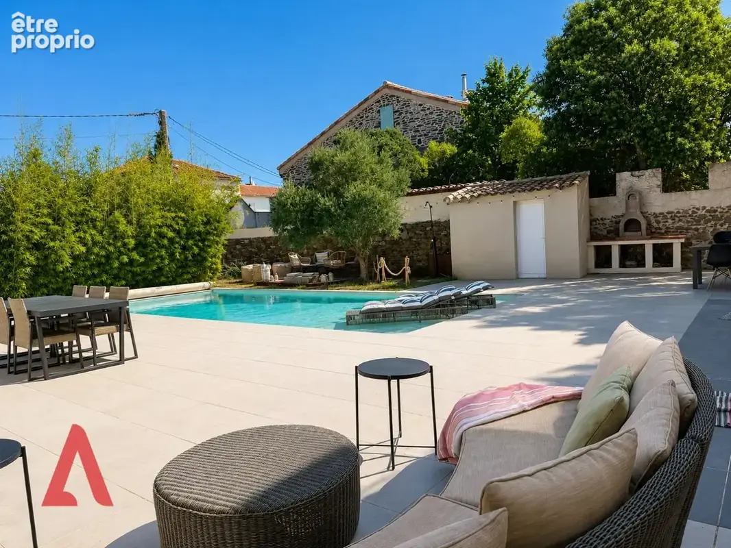 Une résidence unique aménagée dans une ancienne coopérative viticole  avec piscine et vastes espaces au cur du Minervois. - photo 2