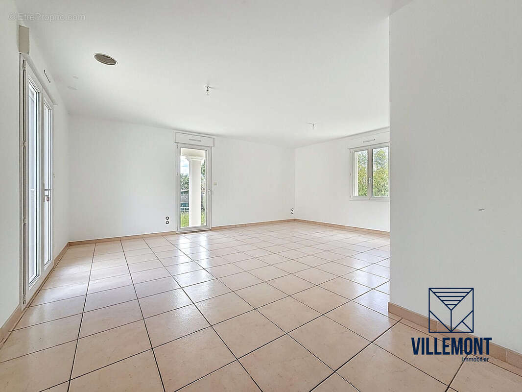 Lumineuse pièce de vie - Maison à CALVISSON