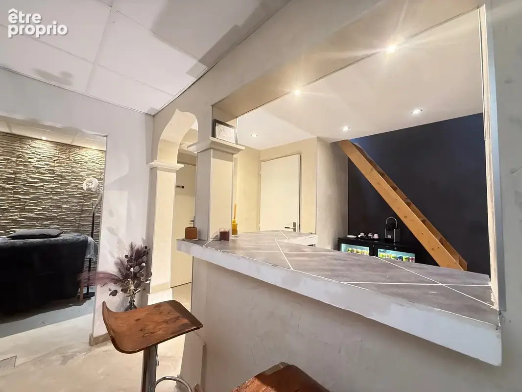 Toulon Centre proche Place D'armes Local commercial de 130m2 avec caves - photo 3