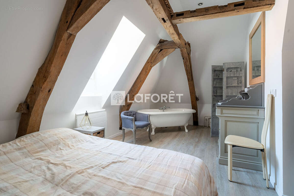 Grande maison d'époque rénovée avec goût - Secteur Tribunal - photo 9