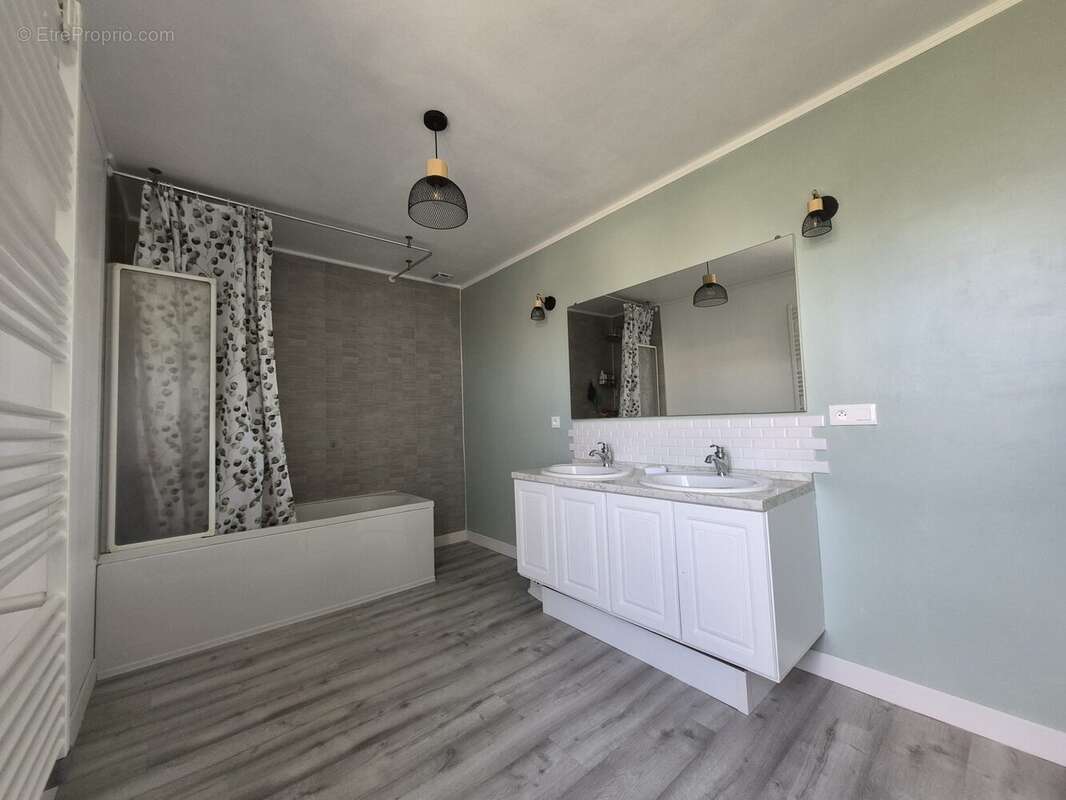 Maison à VILLENEUVE-LA-COMTESSE