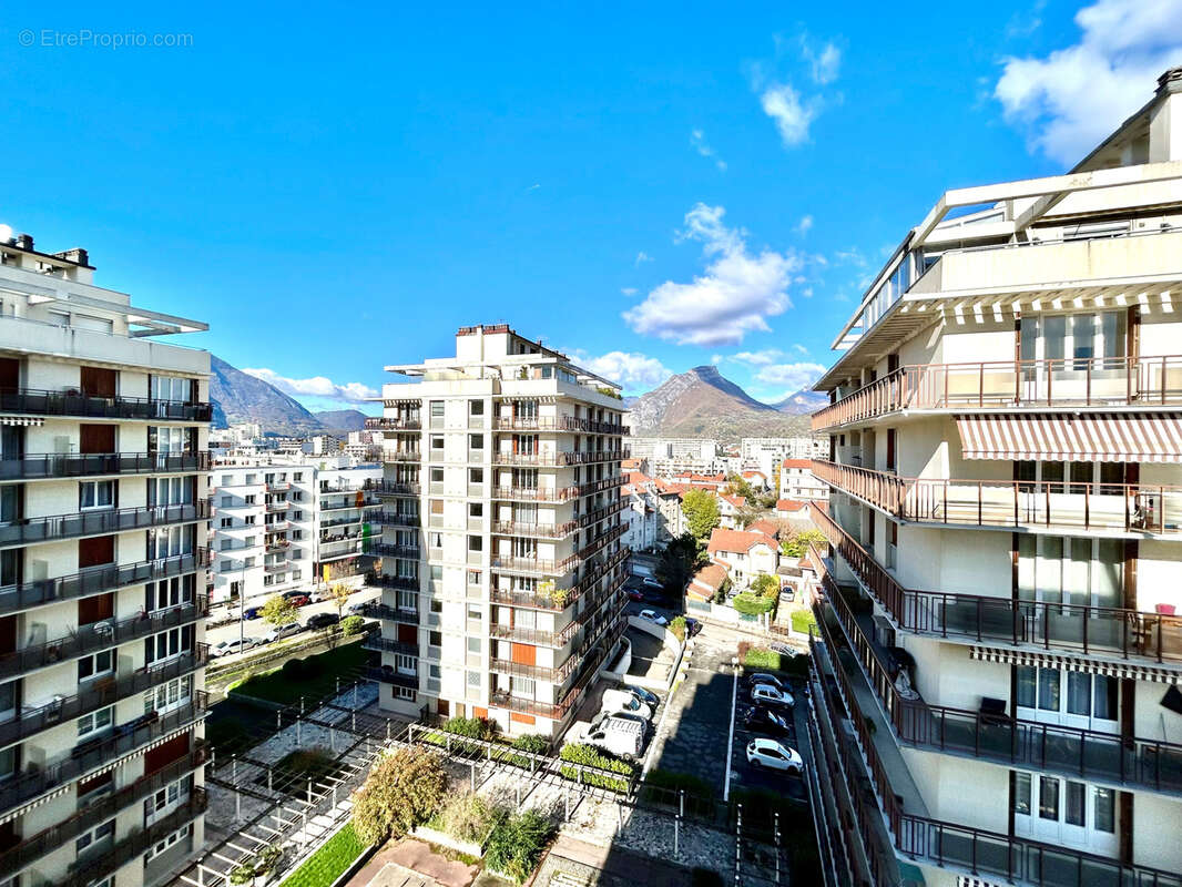 GRENOBLE - T2 de 55m2 en étage élevé avec grand balcon et garage en sous-sol. - photo 9