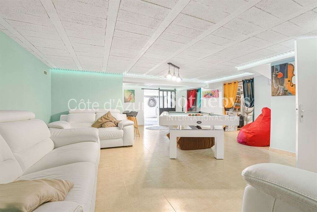 Villa provençale avec dépendance, piscine et potentiel d'extension sur terrain de 3 000 m² - photo 9