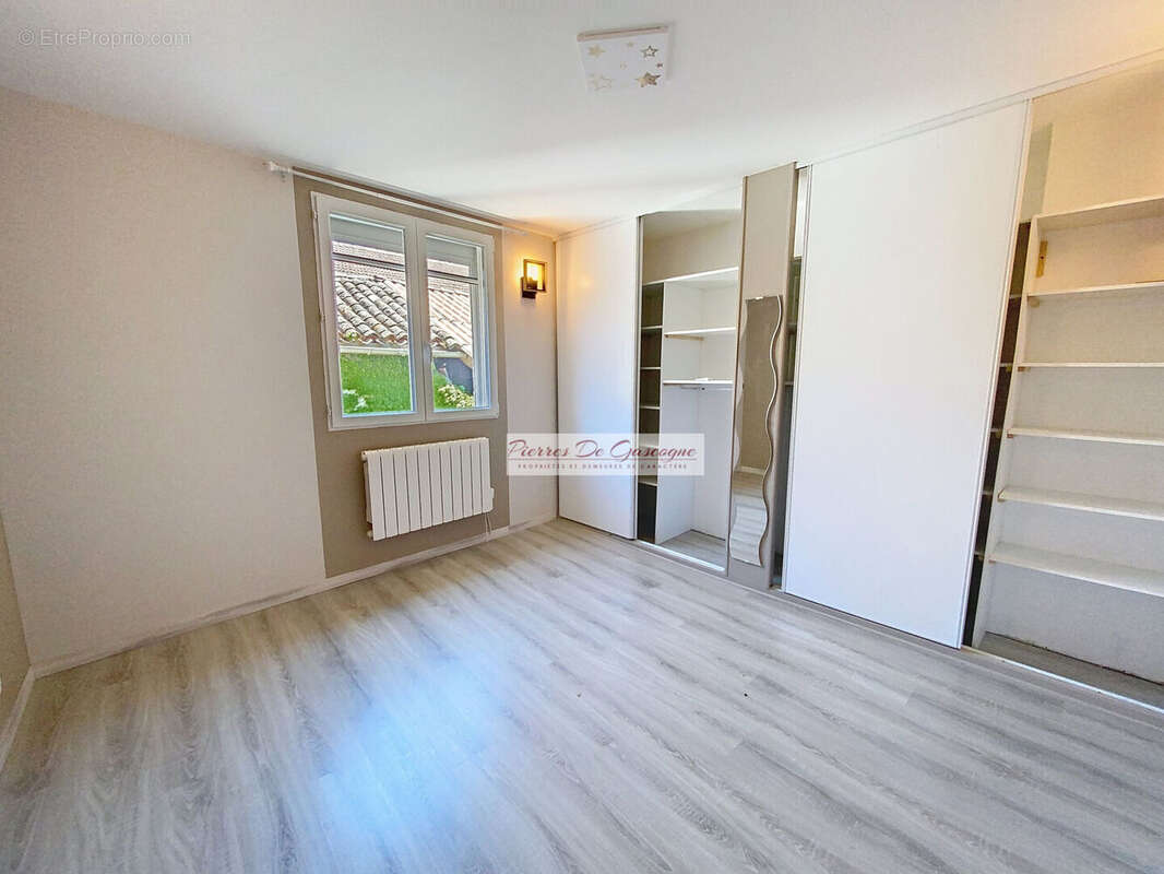 CHAMBRE ETAGE - Maison à FLEURANCE