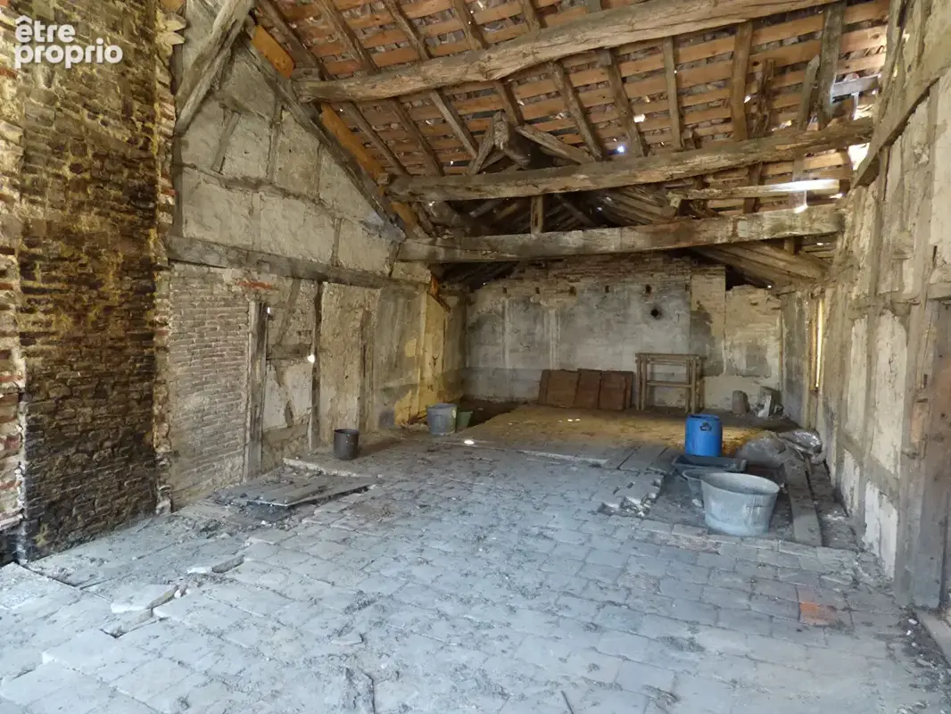 Maison en plein centre de Saint-Trivier-de-Courtes à rénover + dépendance 175 m² - photo 6