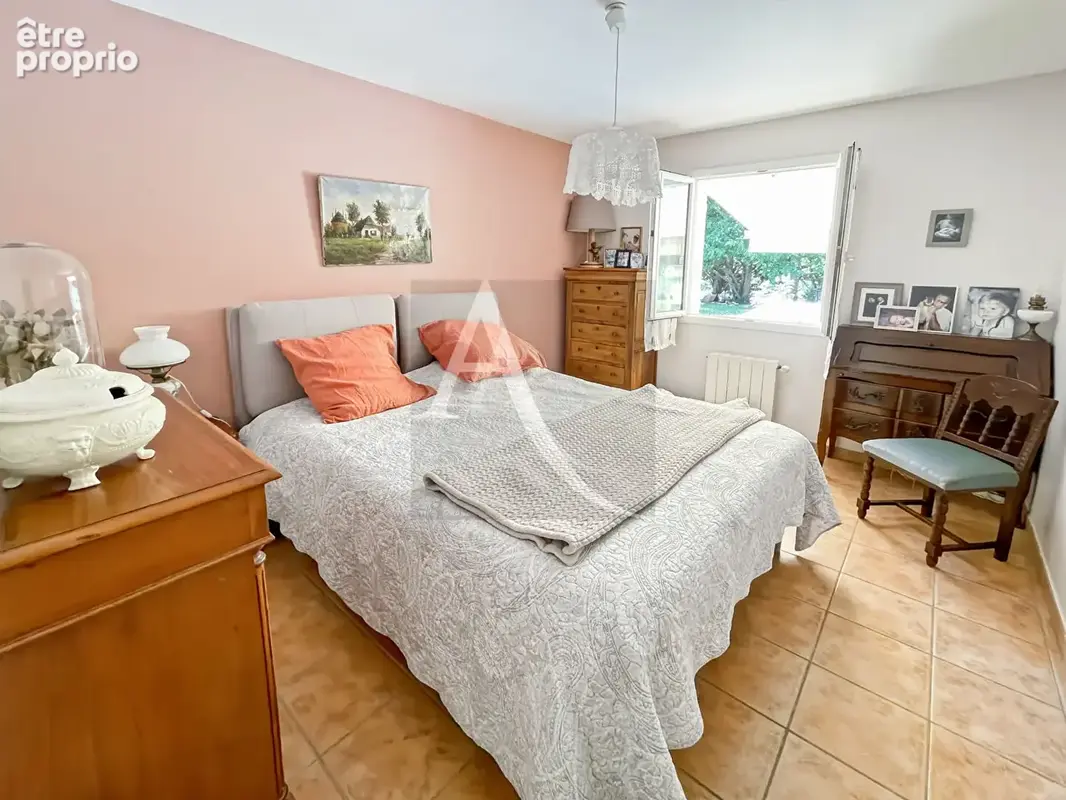 Maison de plain-pied avec piscine et divers garages - 3 chambres - photo 12