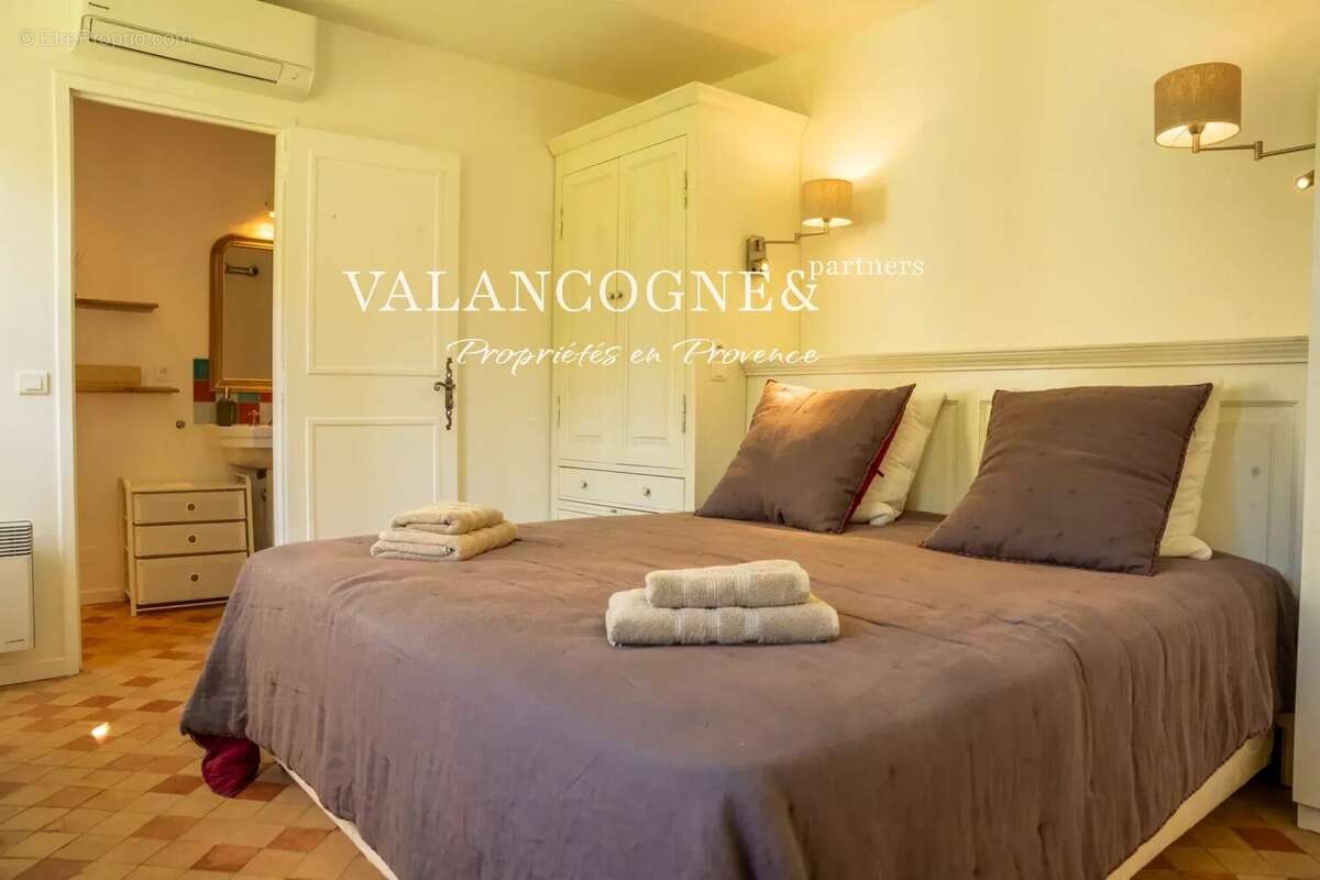 Mas Provençal de Charme avec Piscine et Tennis à Vendre - photo 21