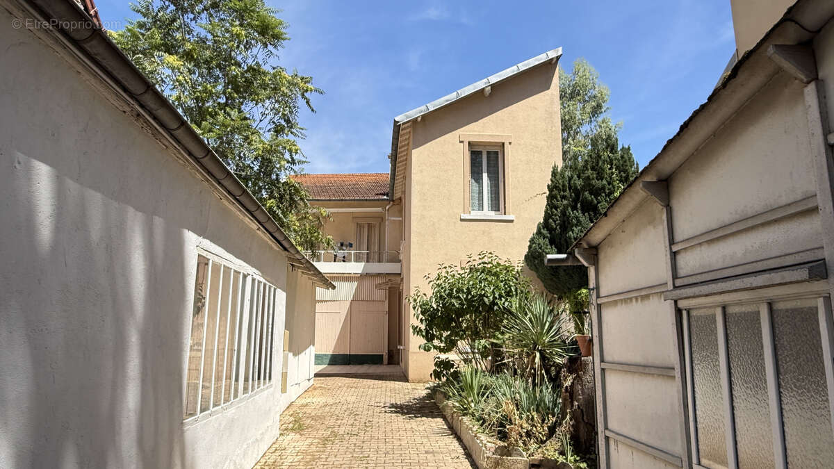 Investissement locatif à Vichy - Immeuble 3 appartements 4 garages - photo 3