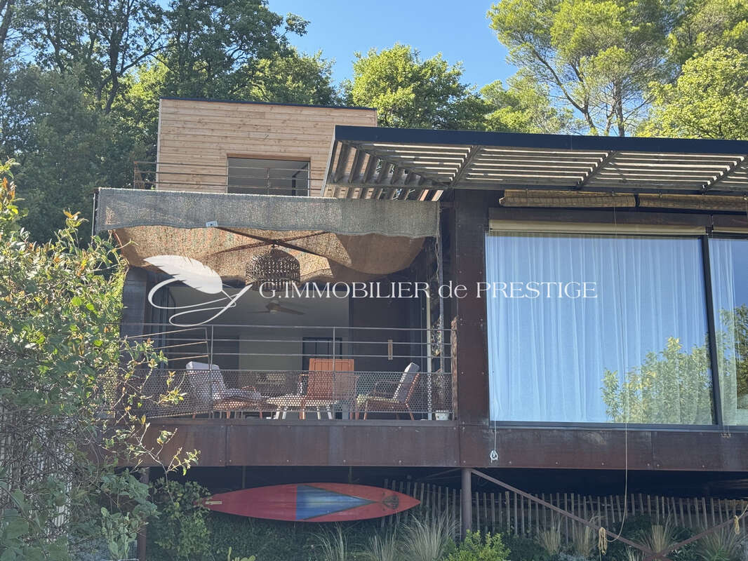 Une villa contemporaine en bois et acier en position dominante - photo 17