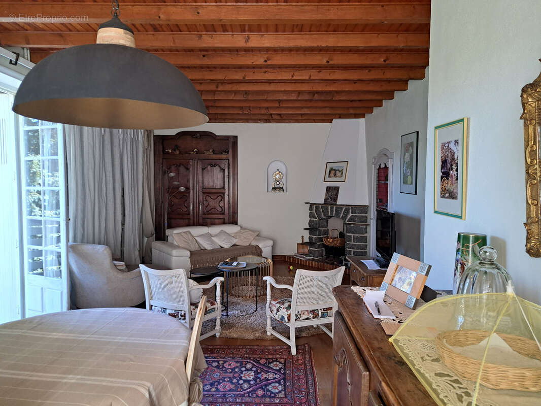 Maison d'habitation avec beaucoup de caractères sur 1300m2 - photo 4