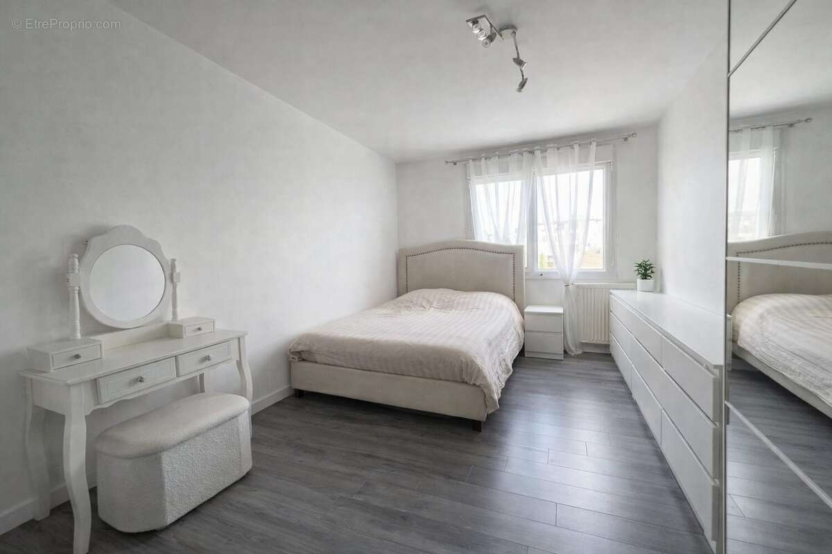 Appartement à LES PAVILLONS-SOUS-BOIS