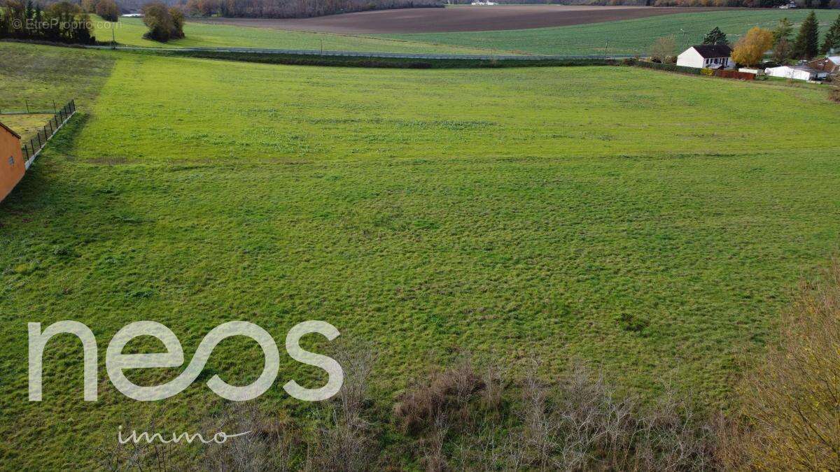 Terrain à SAINTE-THORETTE