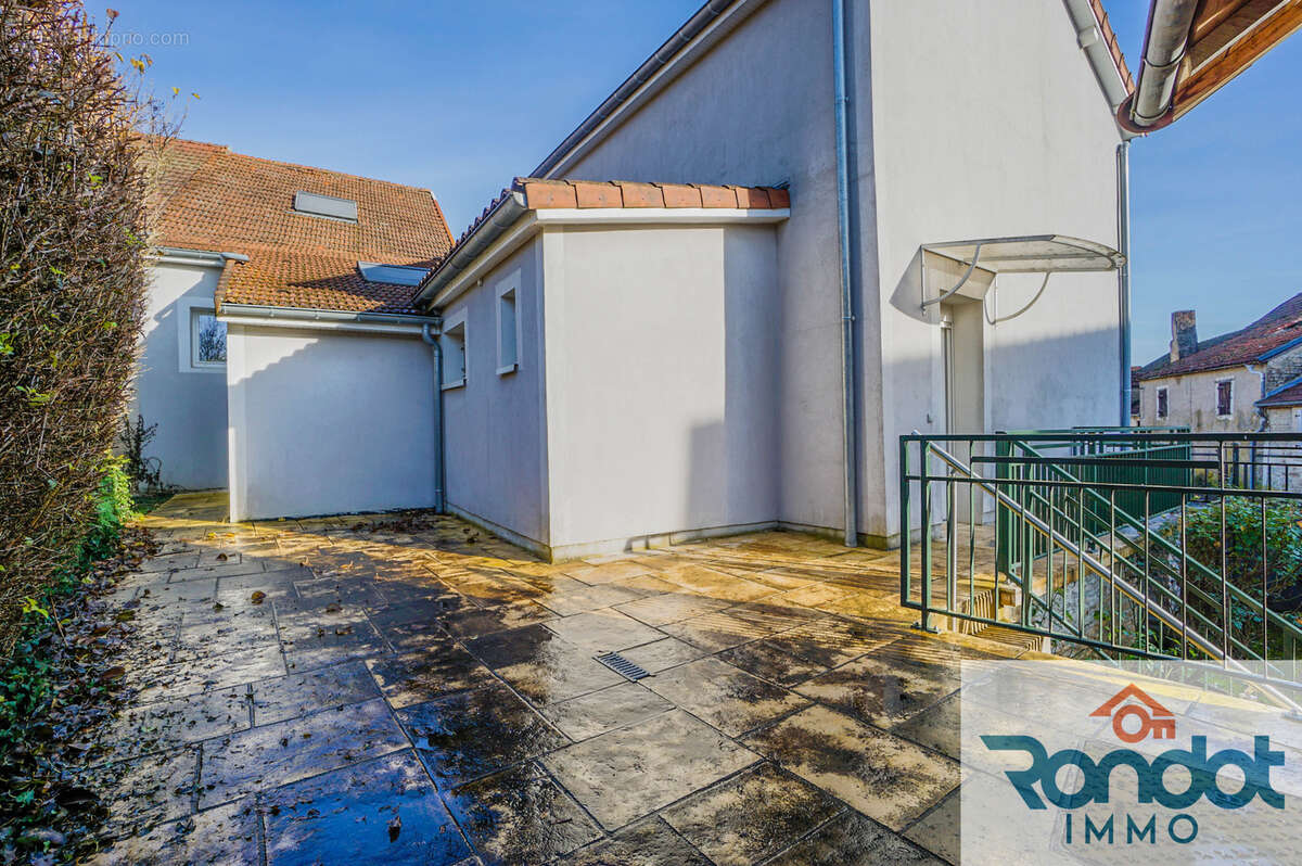 Maison à MONTSAUGEON