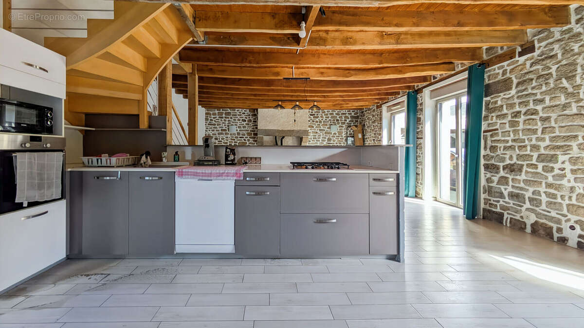Maison à SAINT-LEGER-DES-PRES