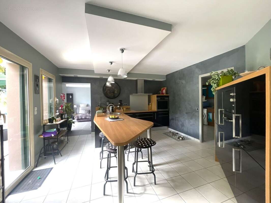 Maison 250 m² à Contest  - photo 6
