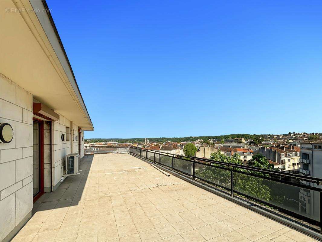 Rare à Périgueux : dernier étage avec ascenseur et terrasse filante en cœur de ville - photo 2