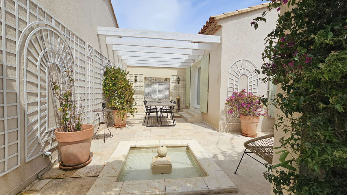 Maison à SAINT-CYR-SUR-MER