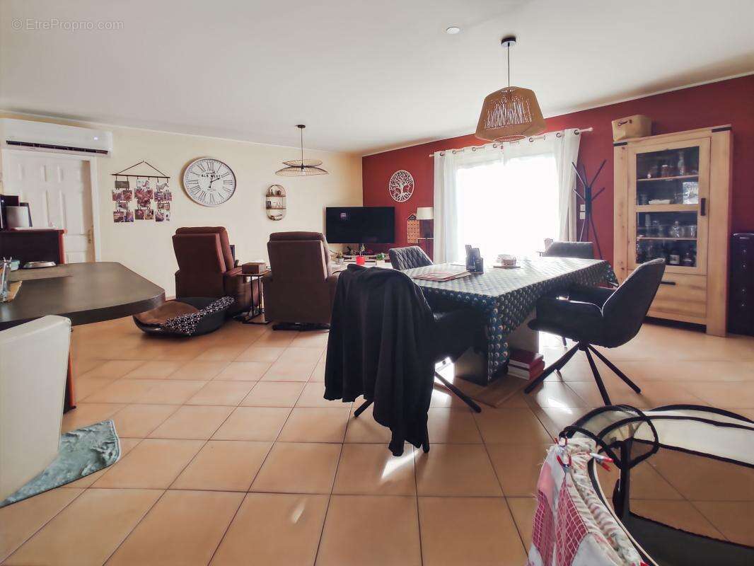 Maison à LEGUILLAC-DE-L'AUCHE