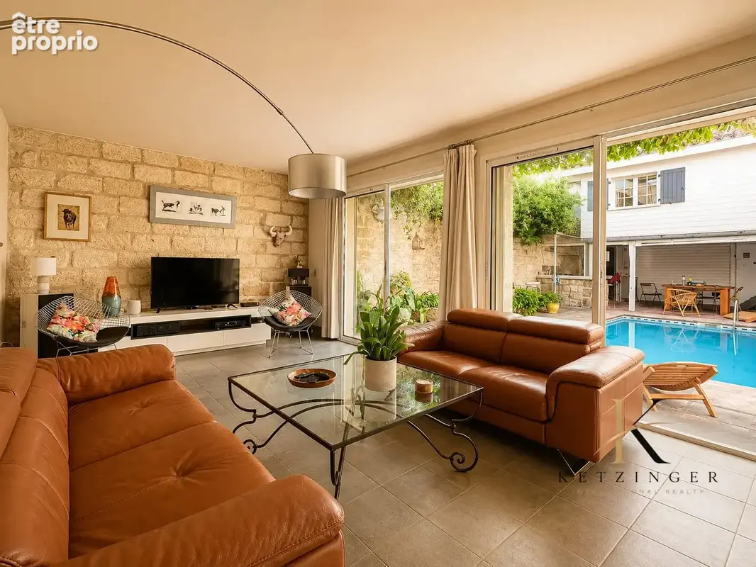 Salon moderne avec vue sur piscine