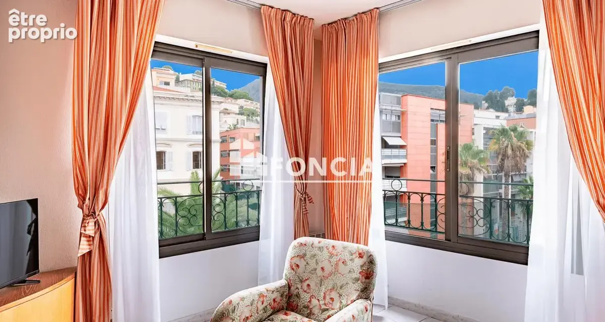 Menton centre ville, appartement de trois pieces entierement meublee sur mesure, vendu avec 2 garages - photo 5