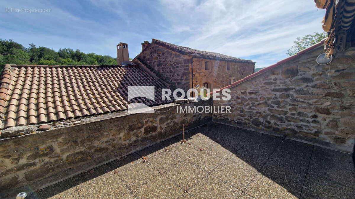 Au pied du Larzac méridional, dans superbe village, maison de village en pierre rénovée 69 m2 habitables, cave - photo 3