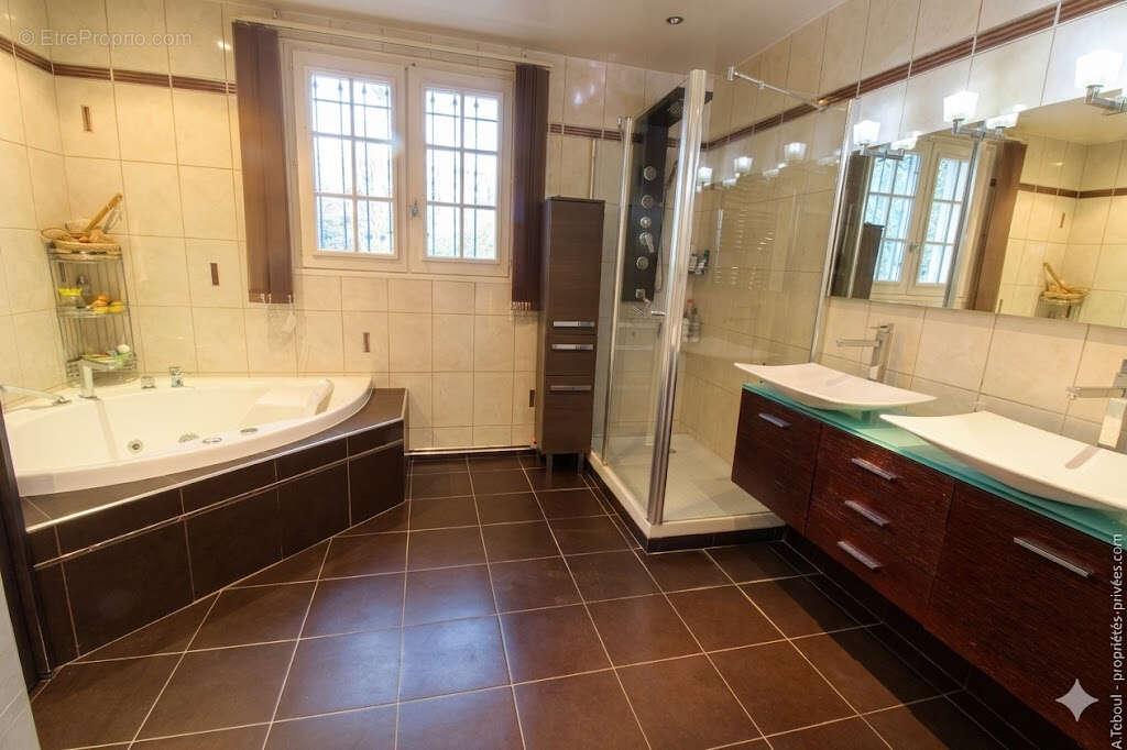 Coup de coeur : Villa familiale d'exception de 210m² - 5 chambres - Piscine -et jardin - Bron Les Genets - photo 10