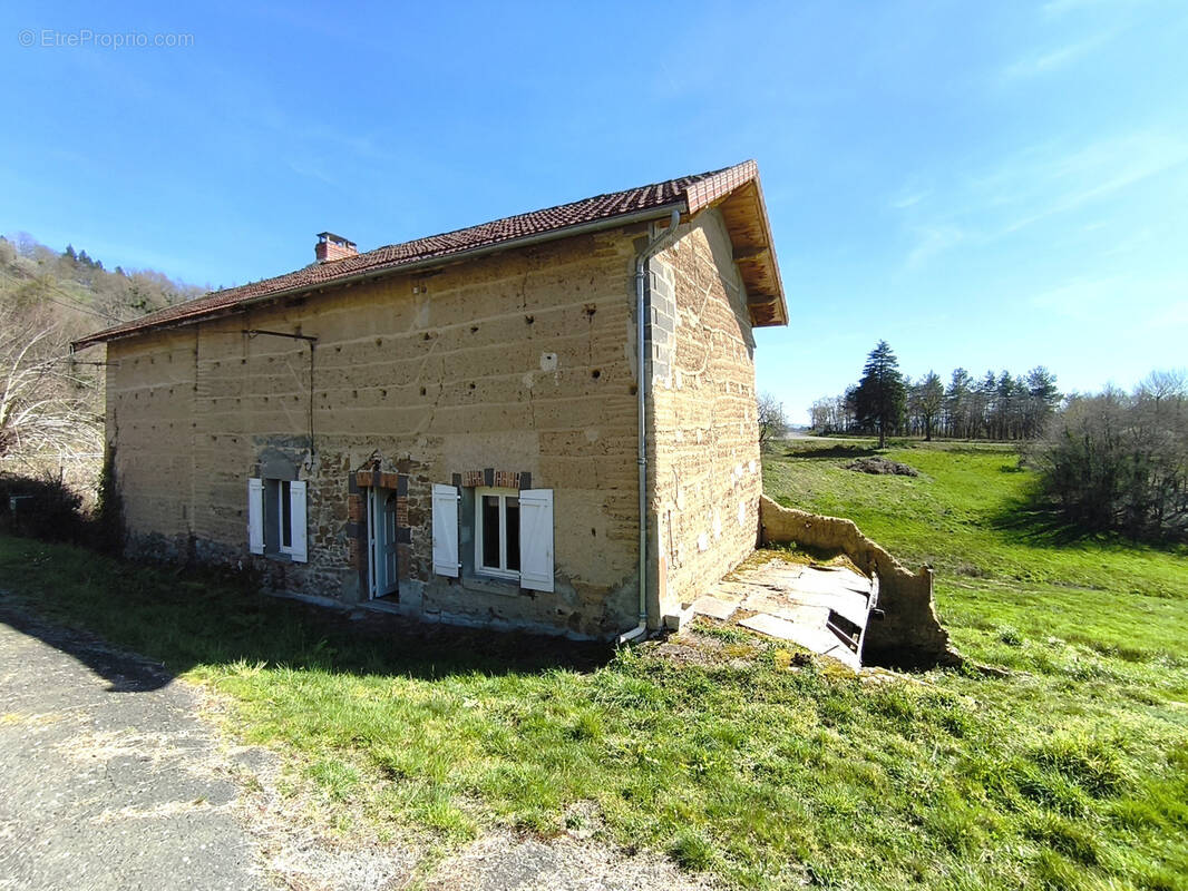 Maison à ESCOUTOUX
