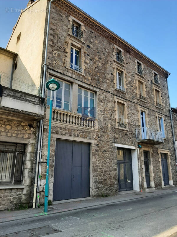 Appartement à SAINT-SAUVEUR-DE-MONTAGUT