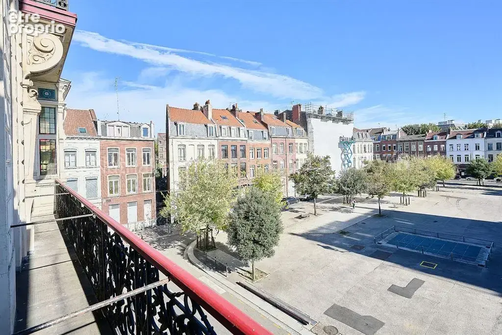 Exclusivité . Lille Sébastopol , splendide appartement type 5 entièrement rénové . Cave . parking . - photo 3