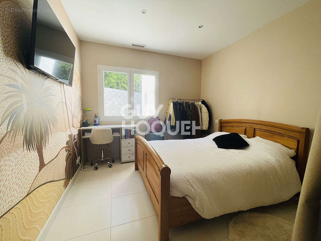 Contemporaine de plain-pied : piscine, 3 chambres, bureau et grand garage - photo 10