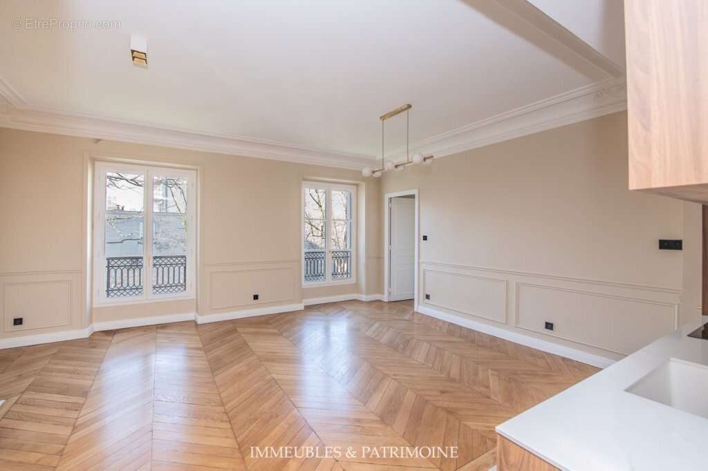 Appartement à PARIS-8E