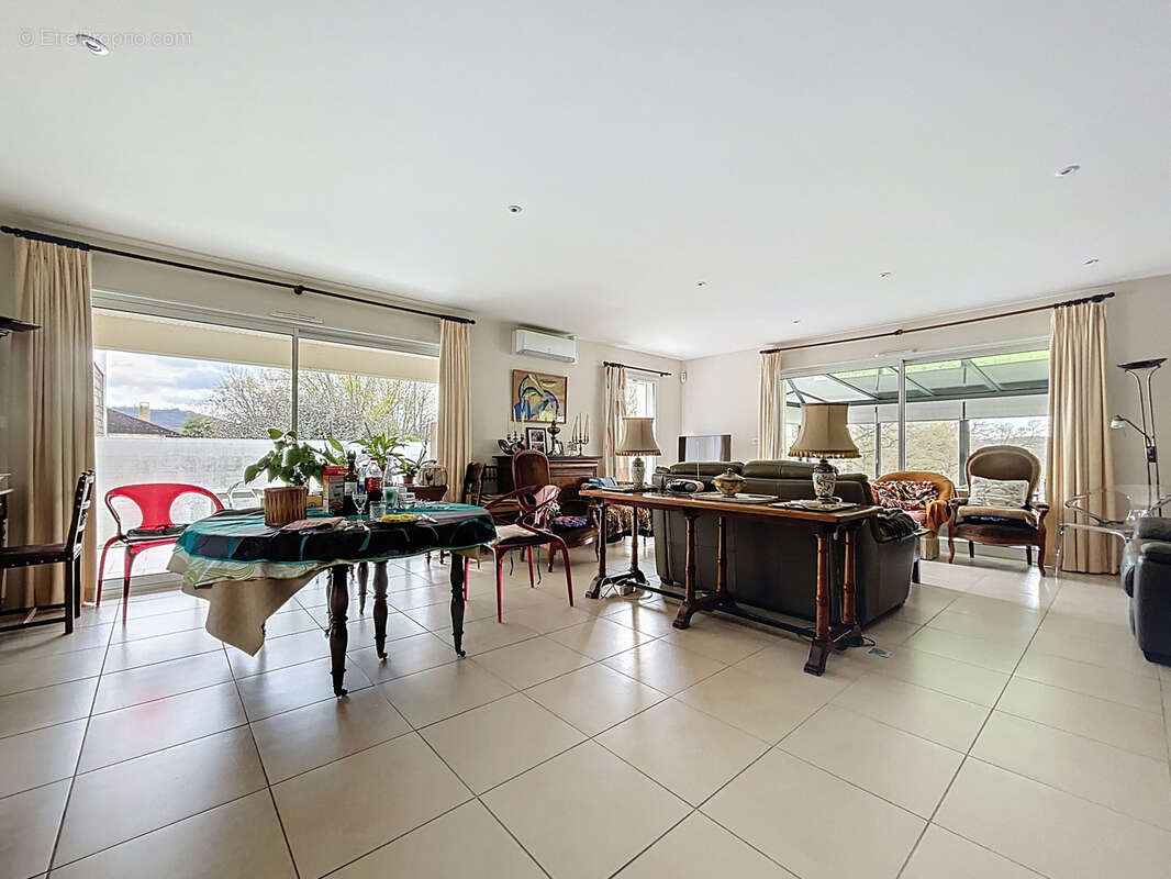 Maison à SAINT-PANTALEON-DE-LARCHE