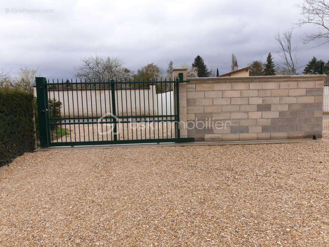 Commerce à COURLON-SUR-YONNE