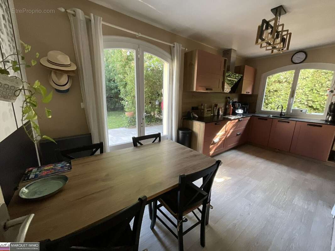 Découvrez cet ensemble immobilier composé de 2 villas indépendantes T6 de 179 m² et T3 de 59 m² en 4 faces sur 828 m² de terrain - photo 7