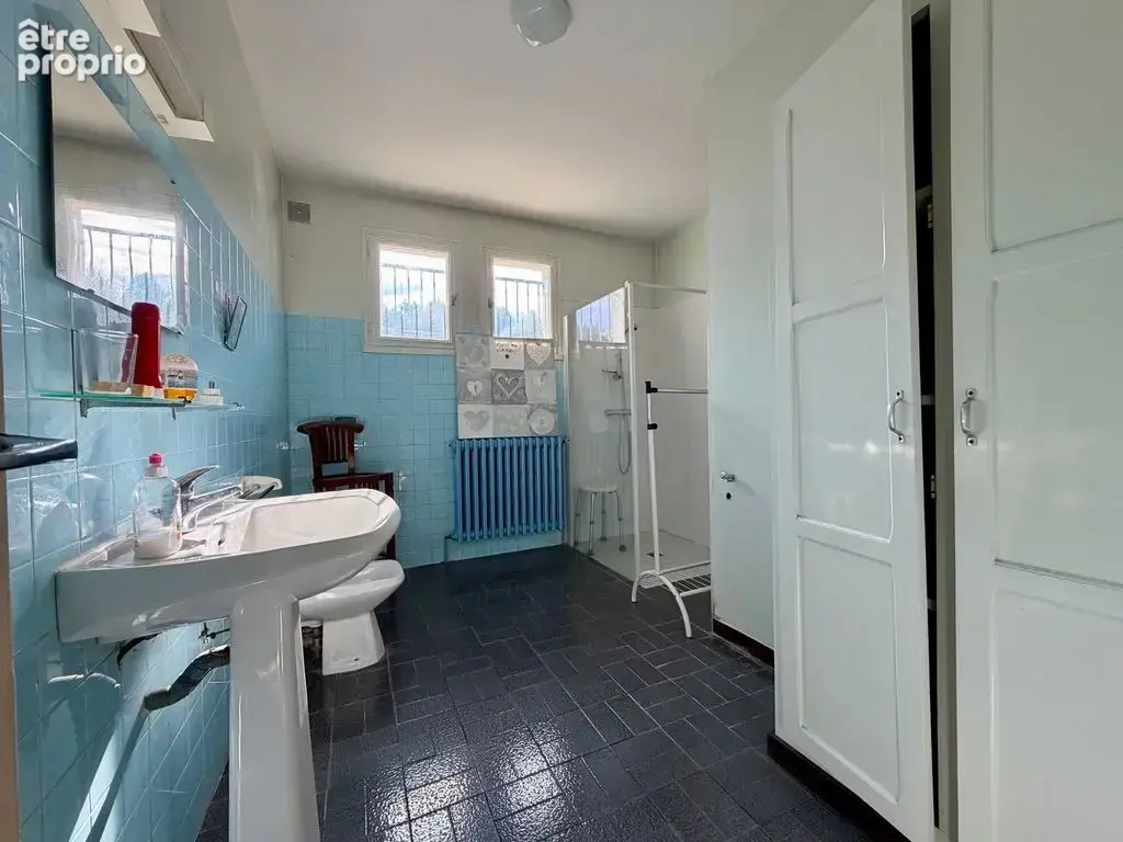Maison avec 1.2ha, commerces et école accessibles à pied - photo 11