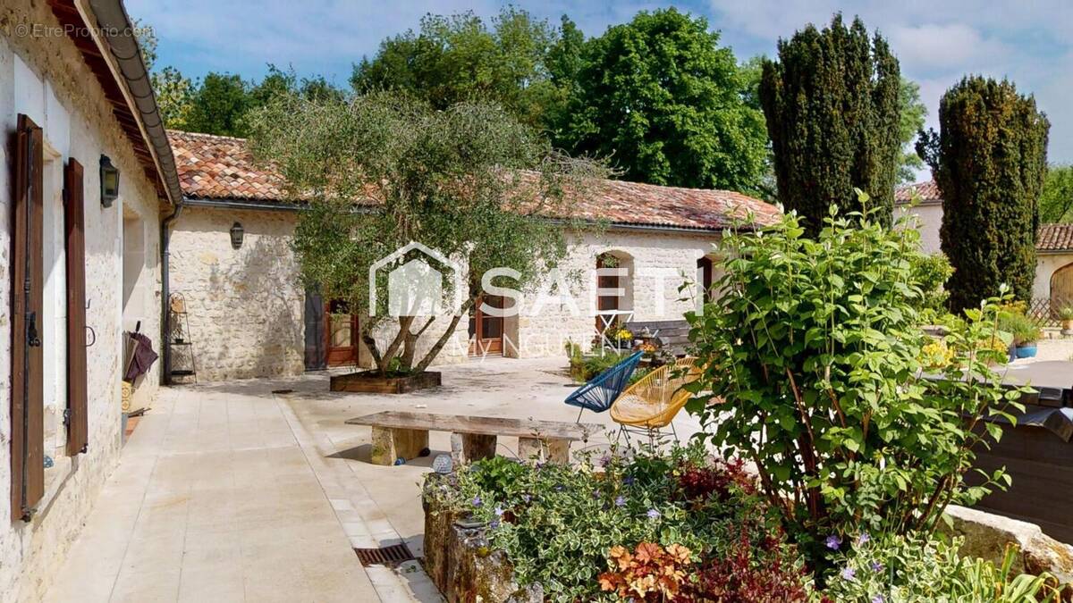 Photo 1 - Maison à BARBEZIEUX-SAINT-HILAIRE