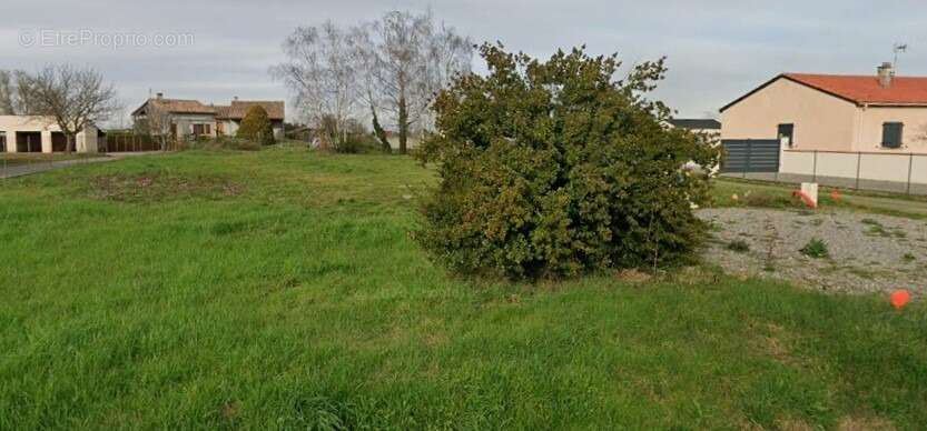 Terrain 9900 m² à Saint-Hilaire  - photo 2