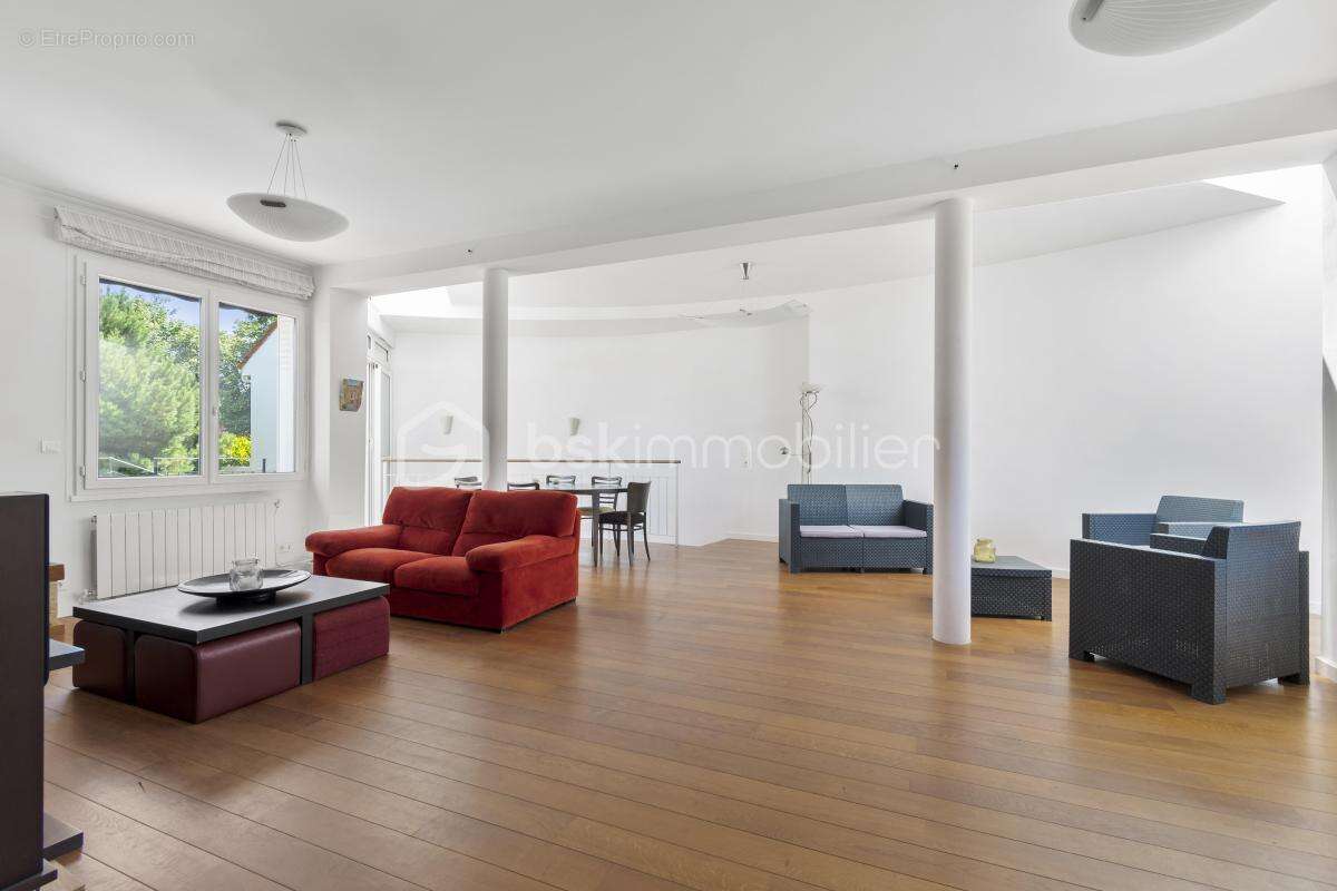 Coup de cœur pour cette maison d'architecte de 177m², située au sein d'un domaine privé sur la commune de Marnes-La-Coquette - photo 7