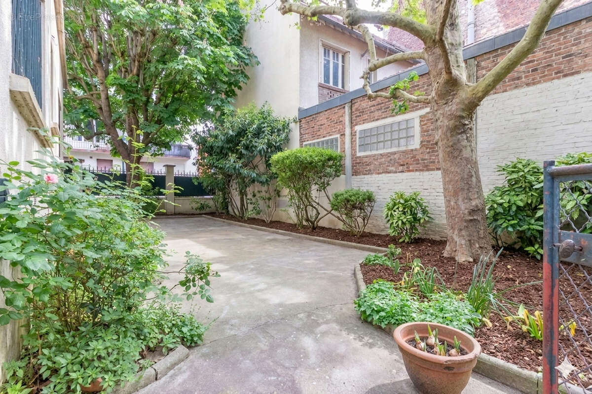 Maison individuelle de 265m2, avec terrasses et jardin, située rue Trouillet Derel - photo 1
