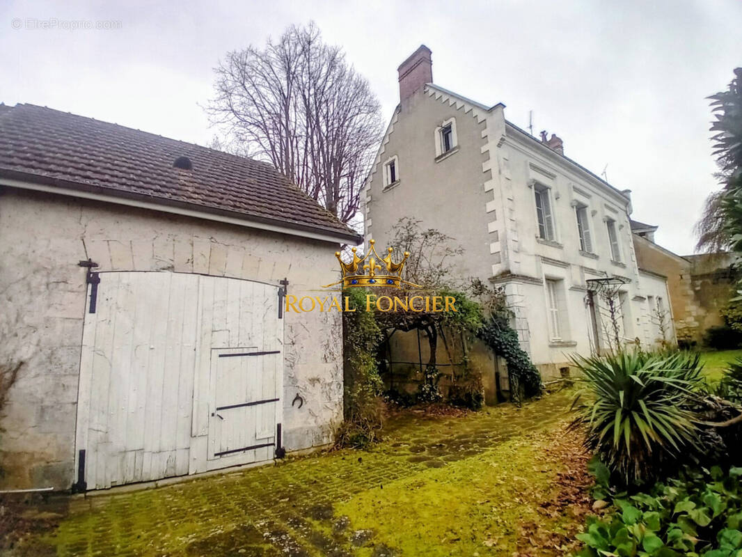 Belle de propriété de 194 m2 avec son garage  - Maison à CHARNIZAY