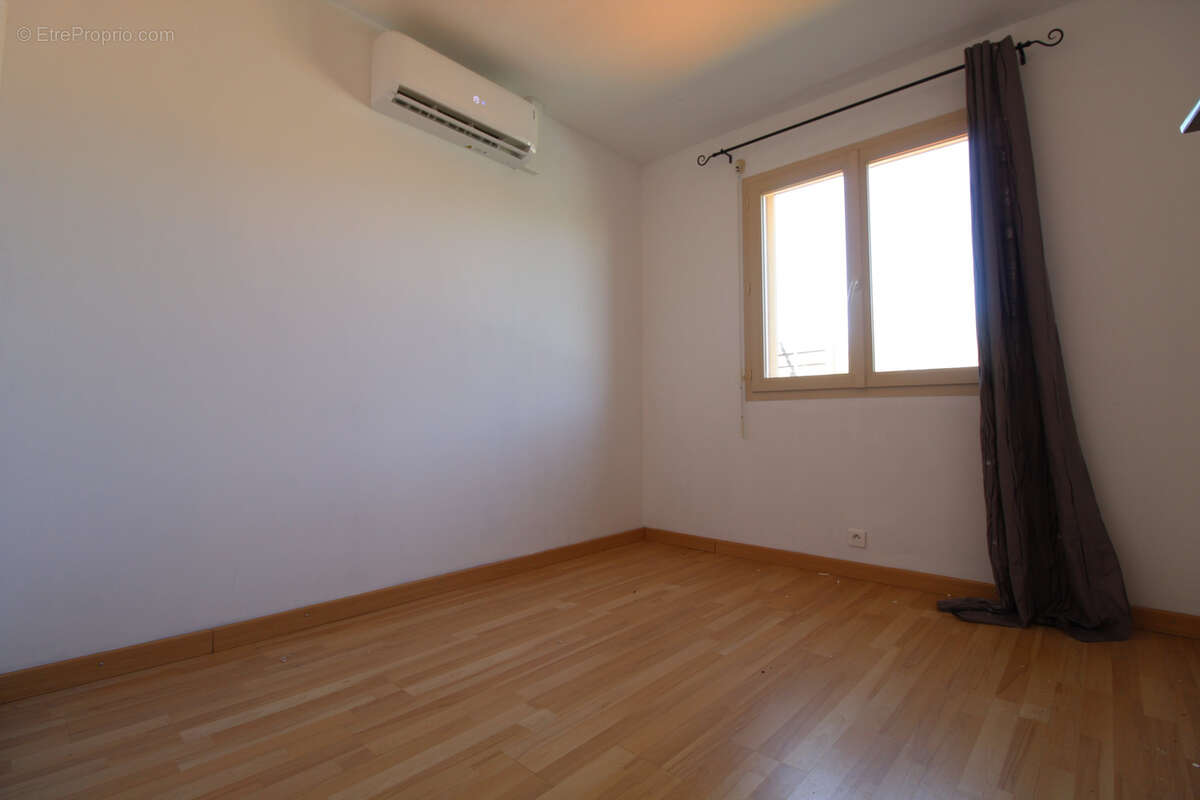 Maison à SAINT-VICTOR-ET-MELVIEU