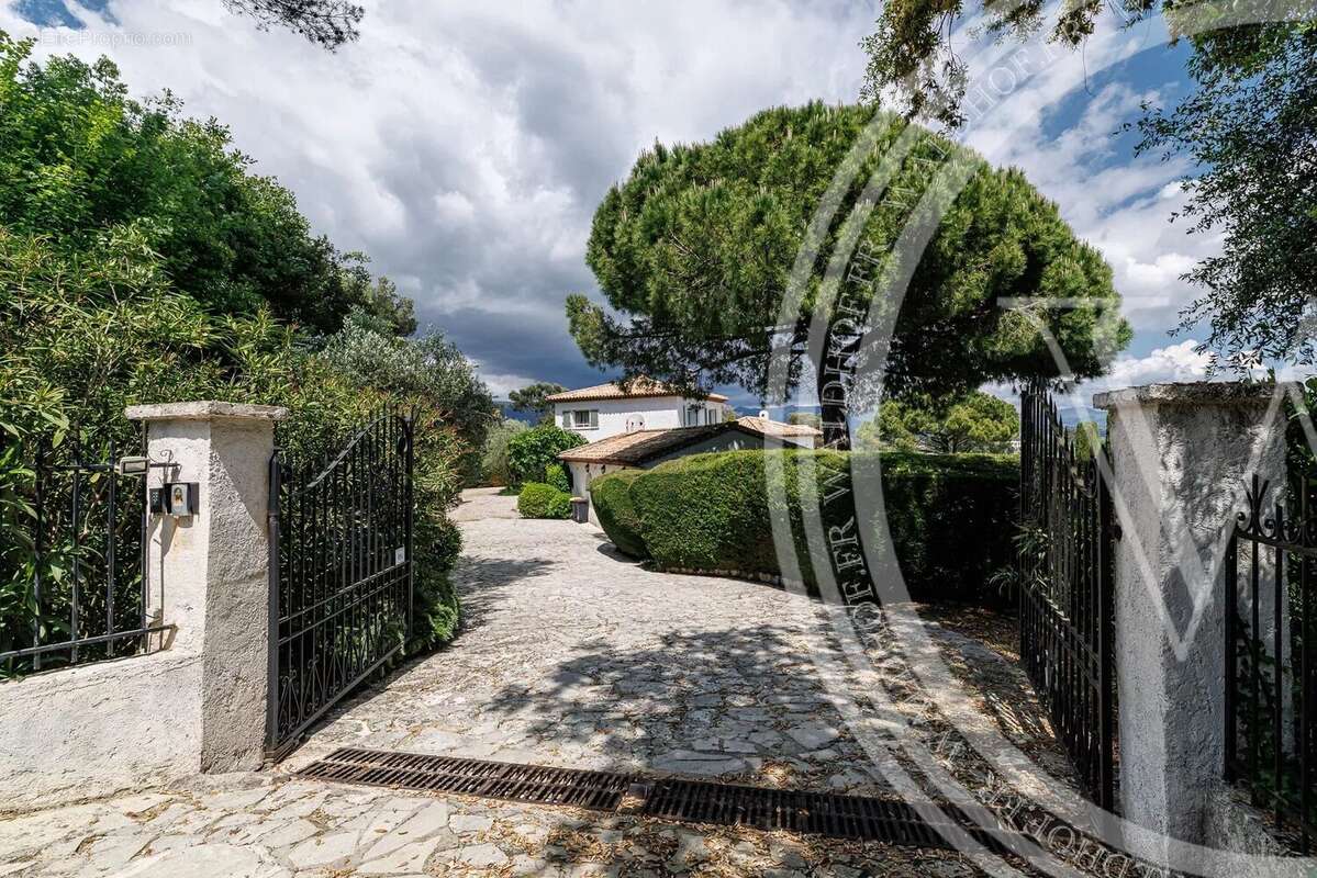 Maison à ROQUEFORT-LES-PINS