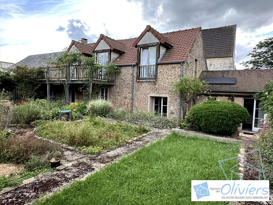 Maison à DAMPIERRE-EN-YVELINES