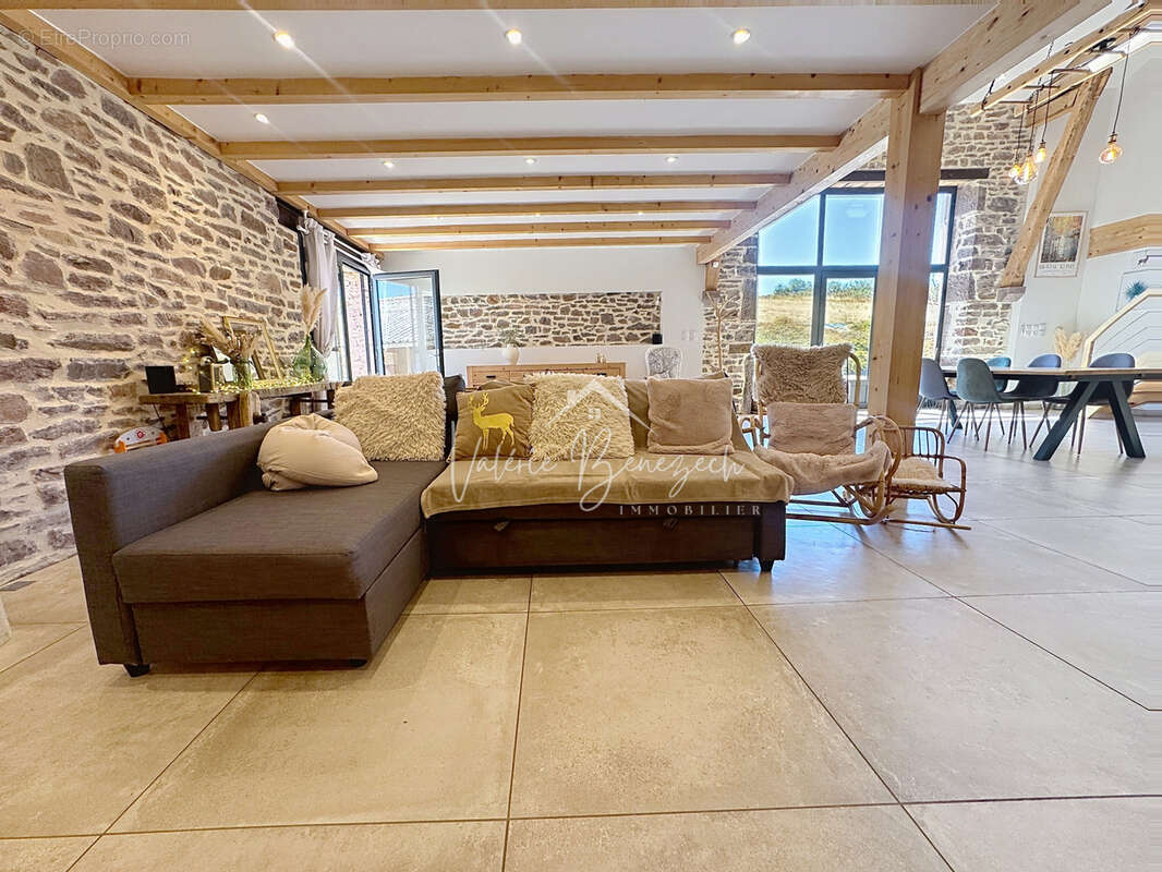 COUP DE COEUR Magnifique grange en pierres rénovée ! - photo 11